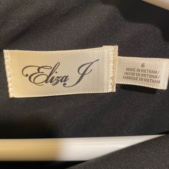 Eliza J Black Fit & Flare Bell Sleeve Eyelet Detail Lace Stretchy Dress Size 6 - Picture 3 of 4